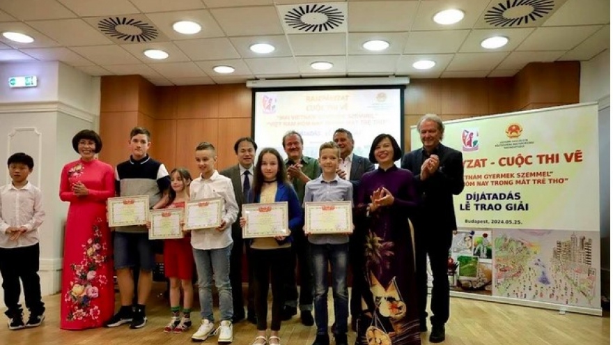 Painting contest about Vietnam attracts numerous international students